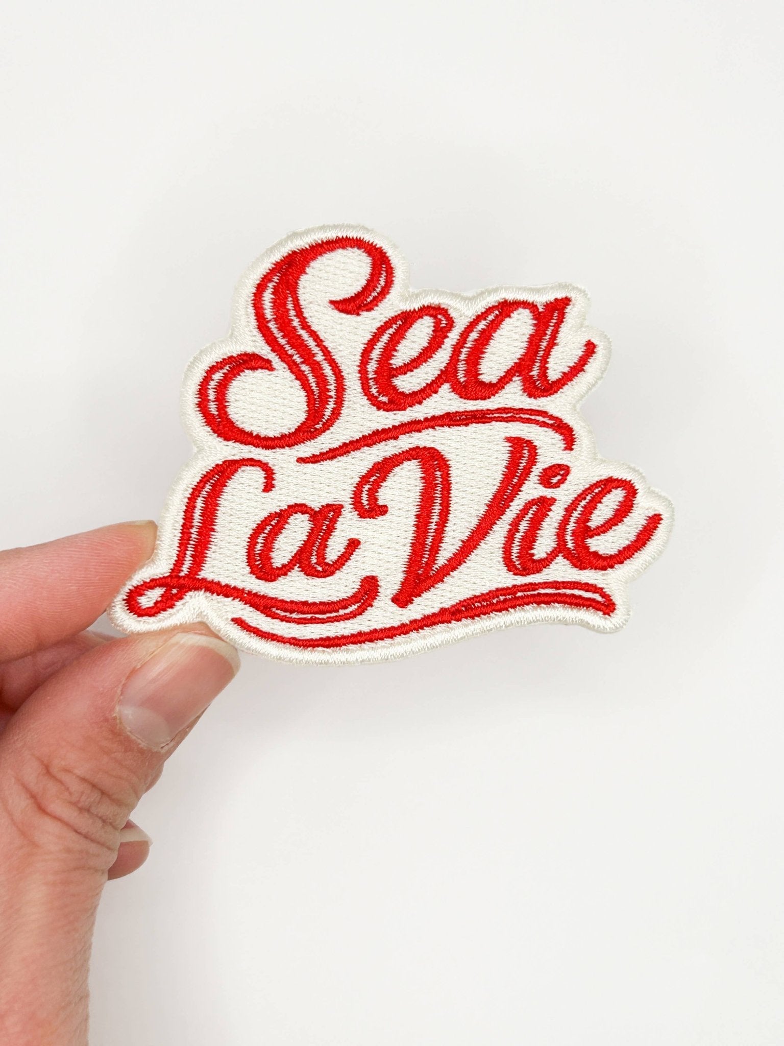 “Sea La Vie” Embroidered Iron On Patch - Wander Together Outfitters